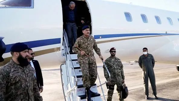 فیلڈ مارشل عاصم منیر تہران پہنچ گئے، امریکہ کی ایران کے خلاف مزید سخت معاشی پابندیوں کی دھمکی