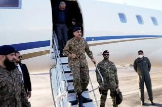 فیلڈ مارشل عاصم منیر تہران پہنچ گئے، امریکہ کی ایران کے خلاف مزید سخت معاشی پابندیوں کی دھمکی